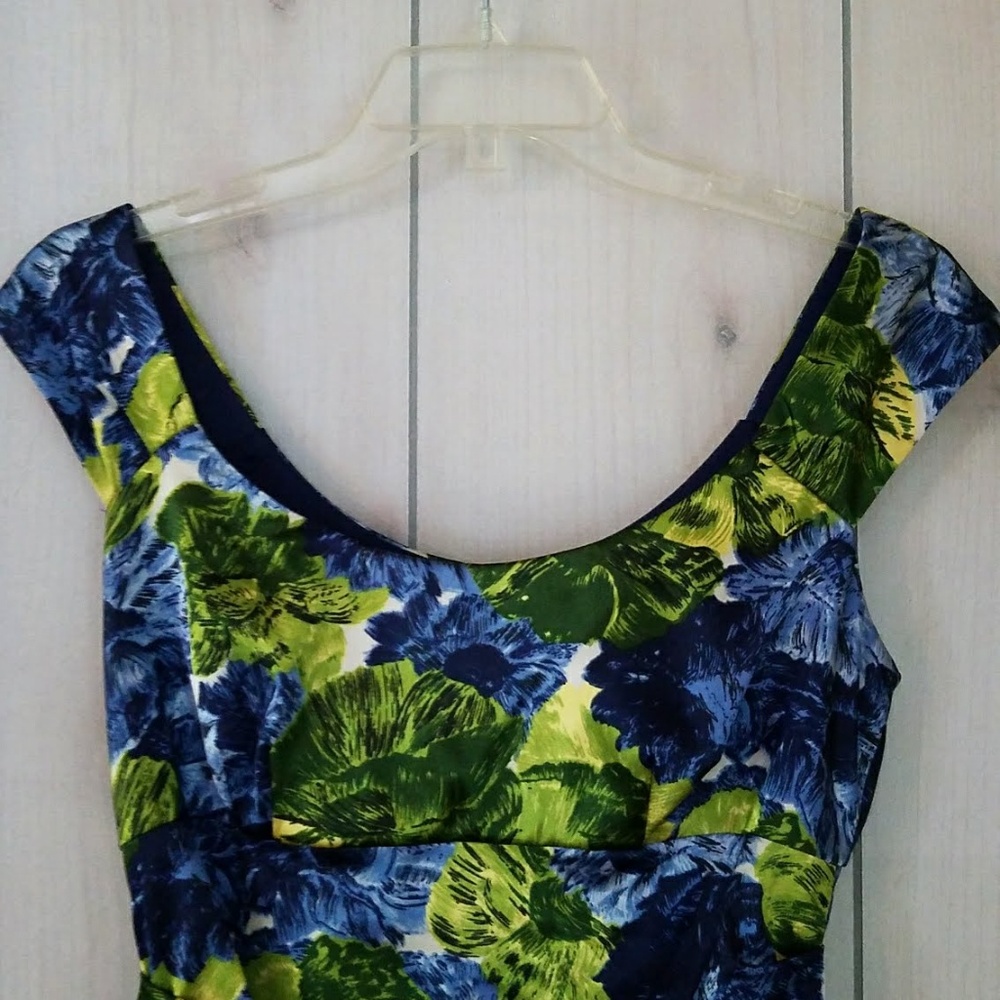 Beautiful Dress Great for Formals or Date Night! - Picture 3 of 8